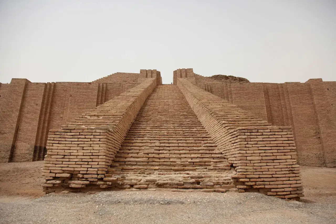 Starożytny ziggurat z cegły, z szerokimi schodami prowadzącymi ku niebu.