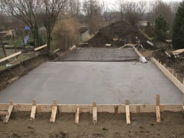 Solidny fundament z betonu i zbrojenia, gotowy na budowę domu.