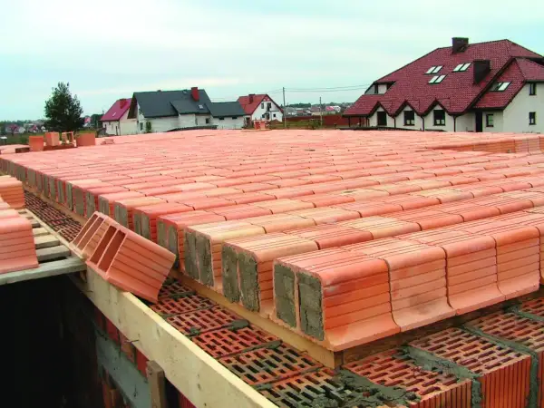 Budowa stropu ackermana. Rzędy pustaków ceramicznych czekają na zalanie betonem, tworząc solidną konstrukcję.