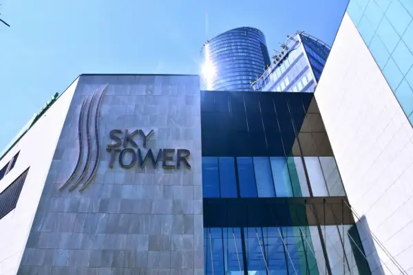 Wrocławski Sky Tower, najwyższy budynek we Wrocławiu, lśni w słońcu.