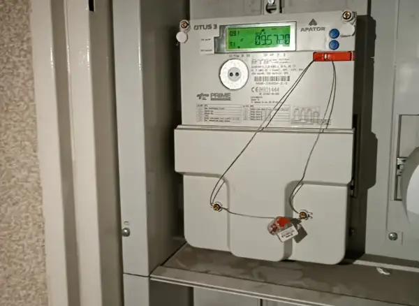 Cyfrowy licznik prądu APATOR OTUS 3 w bloku, pokazuje zużycie 095.720 kWh.