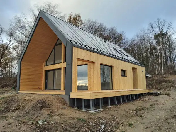 Nowoczesny dom 70m2 z drewnianą elewacją i dużymi oknami. Poznaj koszt budowy domu 70m2 pod klucz.