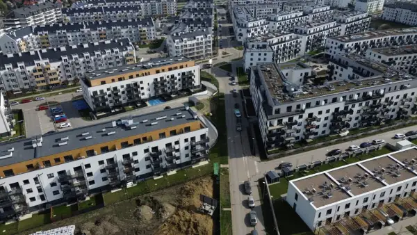 Nowe osiedle we Wrocławiu, nowoczesne bloki z balkonami. Ceny mieszkań wrocław mogą być wysokie, ale widok jest imponujący.