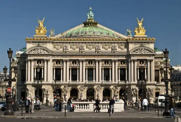 Paryska Opera Garnier, arcydzieło historyzmu, z bogatymi zdobieniami i złotymi rzeźbami.