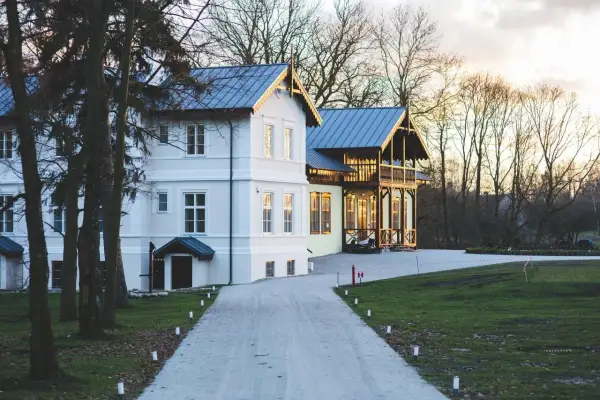 Elegancka willa z drewnianą werandą, otoczona drzewami. Czy to najdroższy dom w Polsce?