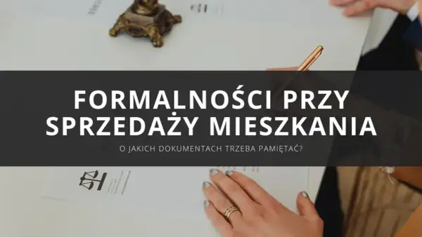 Formalności przy sprzedaży mieszkania: jakie dokumenty potrzebne do sprzedaży mieszkania? Dłoń z pierścionkami na dokumentach.
