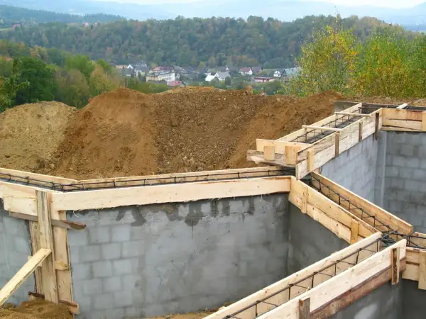 Fundamenty domu w budowie, zbrojenie i szalunki. Widać, ile jest ważne pozwolenie na budowę, by móc rozpocząć prace.