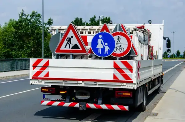 Kto stawia znaki drogowe na osiedlu i jak zgłosić ich brak?
