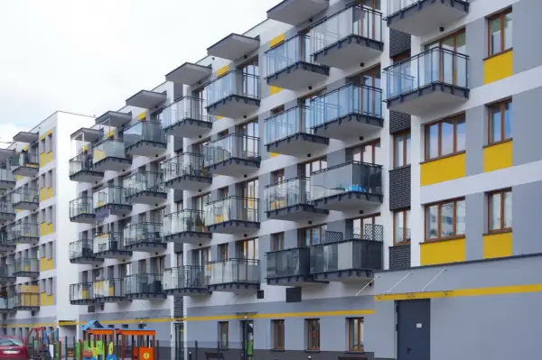 Ile trzeba zarabiać, aby dostać kredyt na mieszkanie bez stresu?